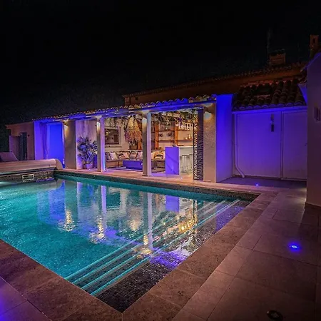 Apartman Private With Private Heatead Pool, Sauna And Jacuzzi In *