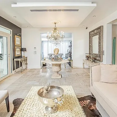 Private With Private Heatead Pool, Sauna And Jacuzzi In דירה