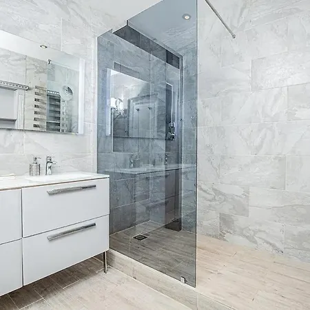 Private With Private Heatead Pool, Sauna And Jacuzzi In דירה