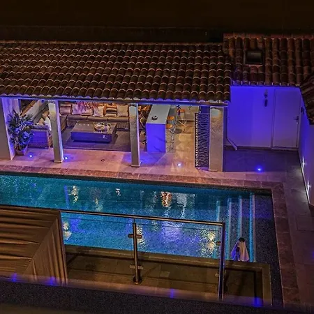 Private With Private Heatead Pool, Sauna And Jacuzzi In אנטיב